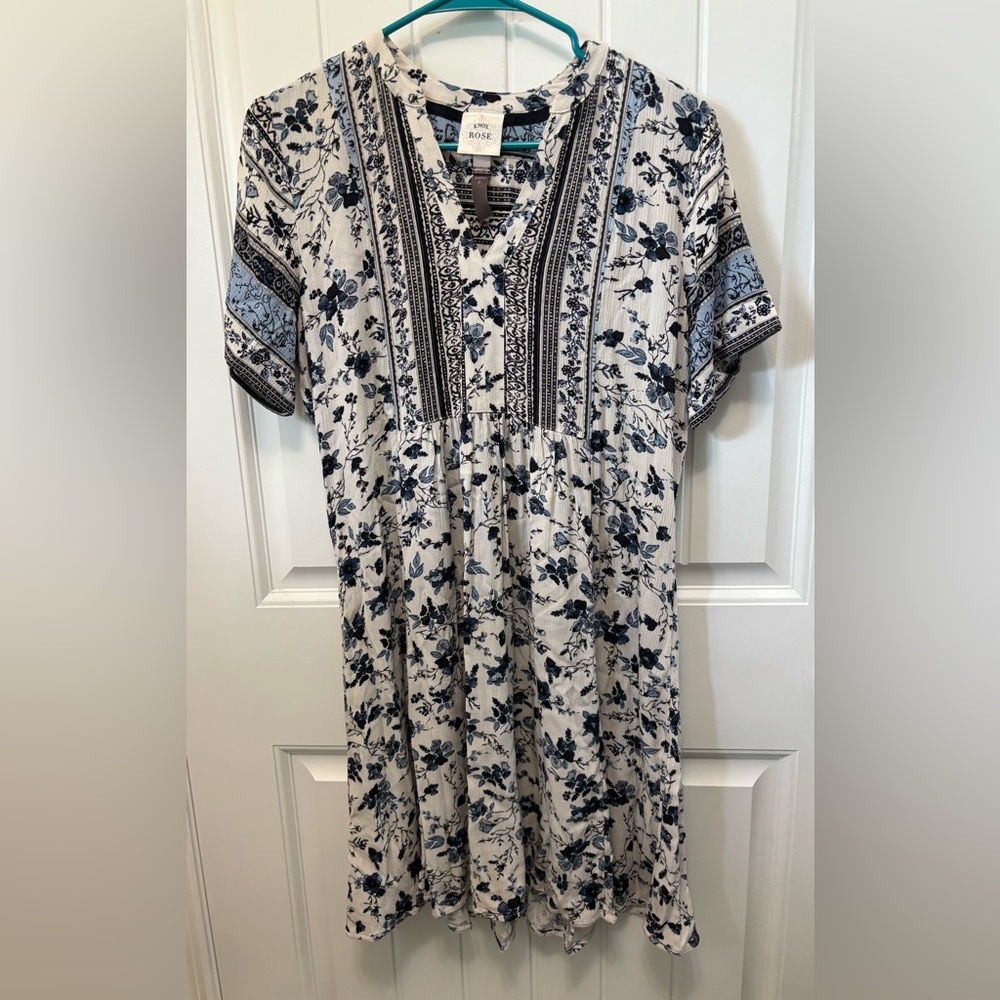Knox Rose Floral Blue and White pattern Dress. Size Small. Split V-neck.